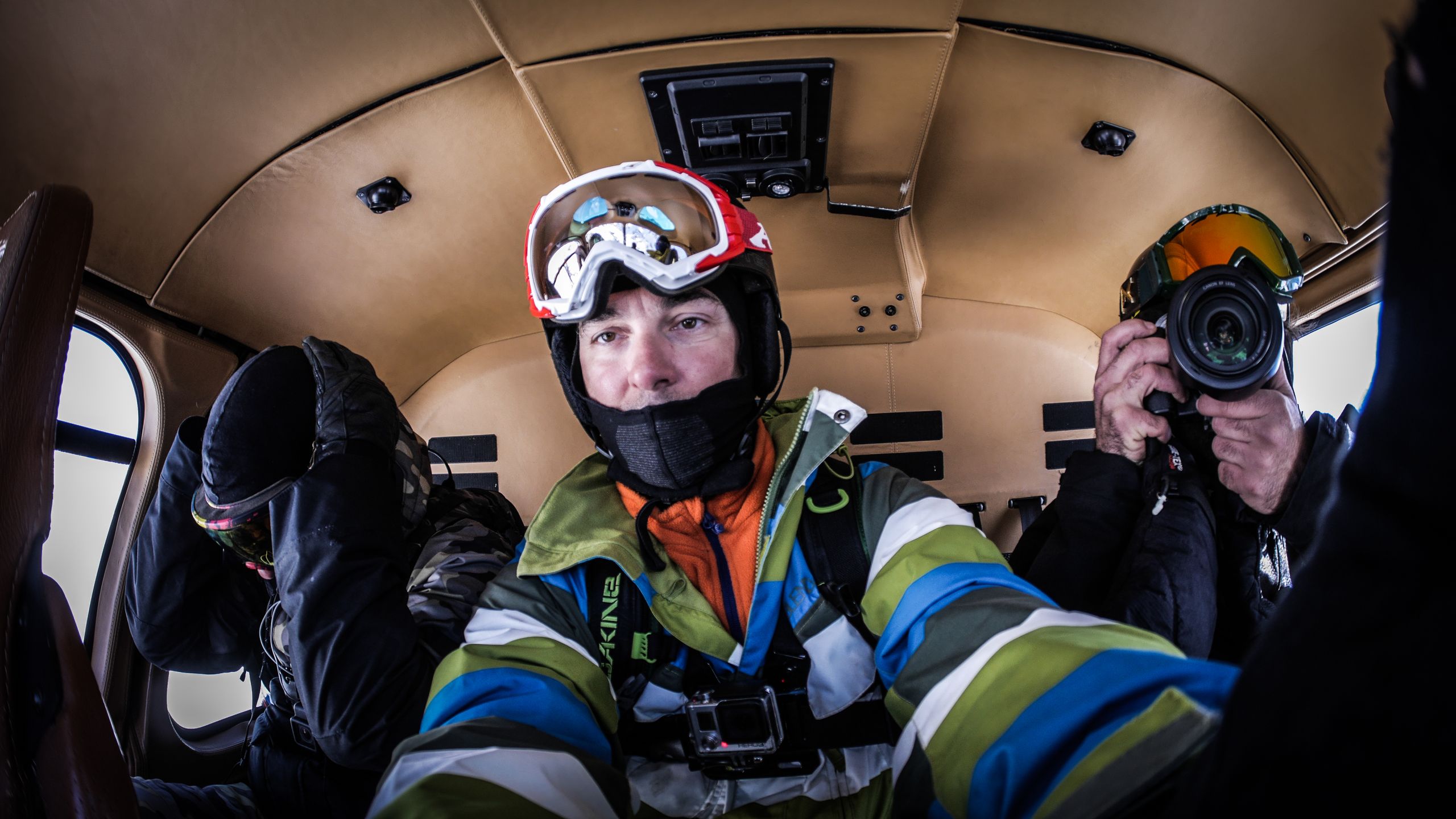 Photographe professionnel en hélicoptère avant un reportage de ski en montagne