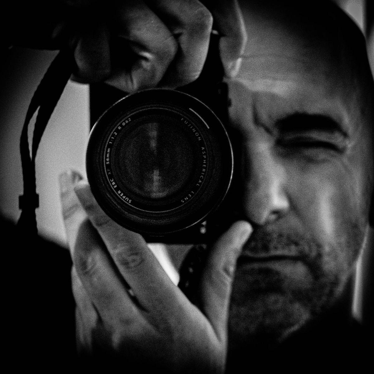 Portrait du photographe professionnel à Nice de Corrosive Pictures